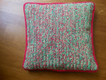 HT 029 Kussenhoes (excl. binnenkussen) 17,50 euro van wol. Beide kanten zijn gehaakt. Deze maat is 45x45 cm. Op bestelling te maken.